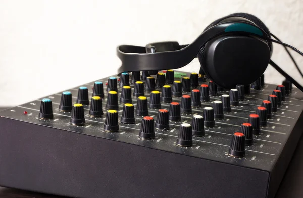 Dj mixer con cuffie — Foto Stock