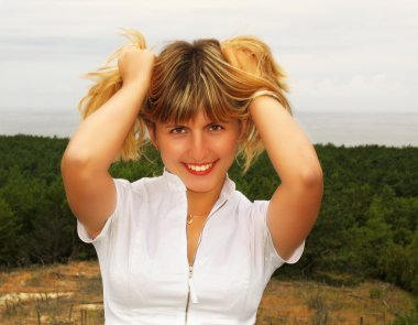 Beyaz elbiseli güzel kız.