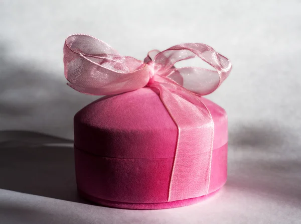 Elegante rosa Geschenkschachtel mit Schleife — Stockfoto