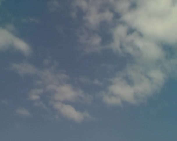 Белые облака на голубом небе летом — стоковое видео