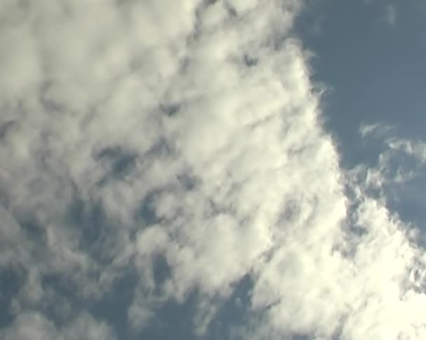Облака в голубом небе — стоковое видео