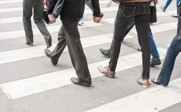 Jambes de piétons dans un passage pour piétons — Photo