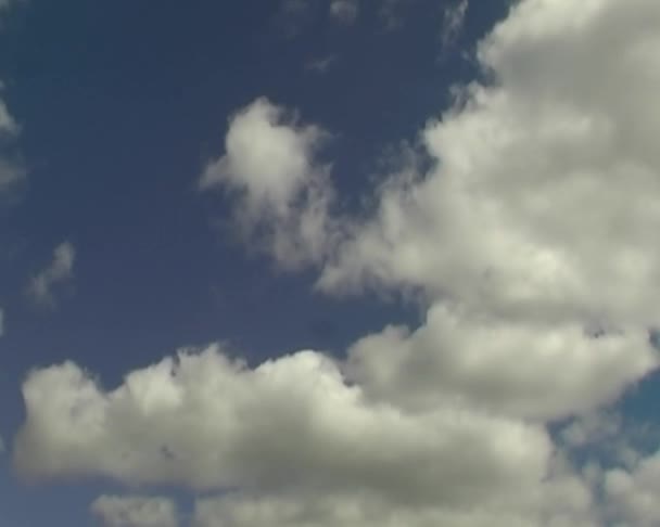 Белые облака в голубом небе — стоковое видео