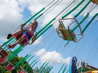 Kız zincirli bir atlıkarınca tesisi