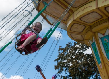 Atlıkarıncaya binen bir kız