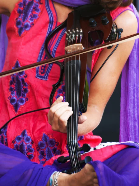Handen van een muzikant spelen van de elektrische viool — Stockfoto