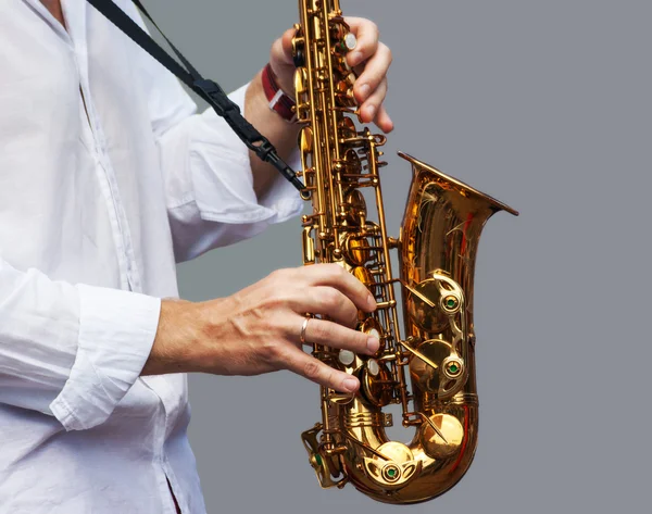 Handen van een muzikant met de saxofoon Rechtenvrije Stockfoto's