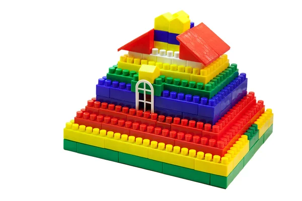 Casa de brinquedo fora de blocos coloridos closeup — Fotografia de Stock