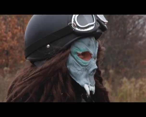 Молодой человек в маске монстра — стоковое видео