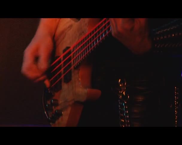 Ręce muzyk z gitara basowa — Wideo stockowe