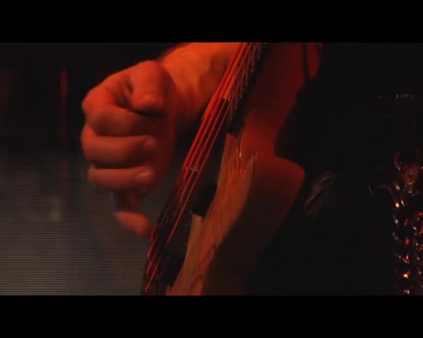 Mãos de um músico de rock com guitarra baixo — Vídeo de Stock