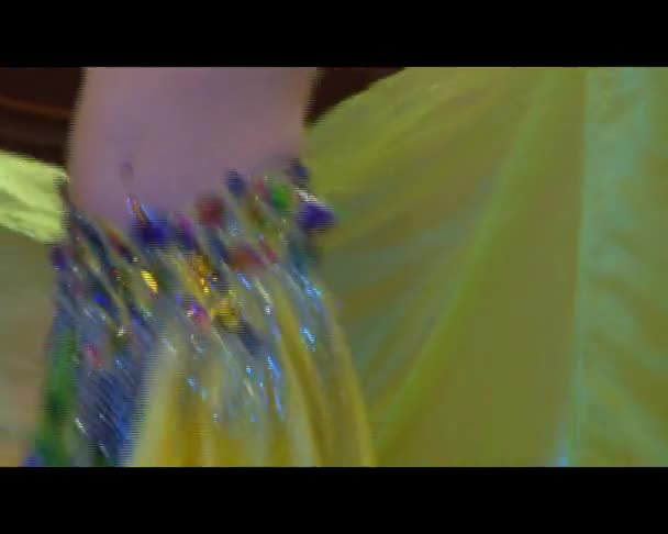 Menina dança dança dança leste — Vídeo de Stock