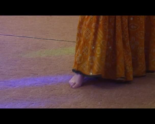 Девушка танцует восточный танец — стоковое видео
