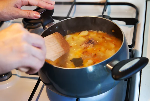Kartoffeleintopf kochen in — Stockfoto