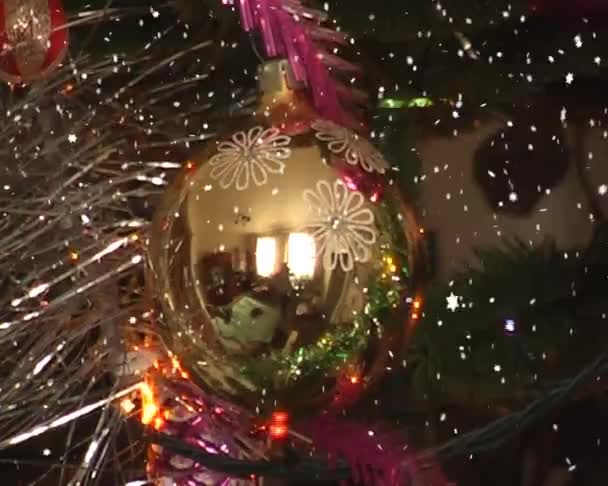 Χριστουγεννιάτικο δέντρο στολισμένο με μπάλες σε αφρώδη φώτα — Αρχείο Βίντεο