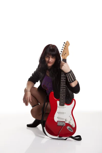 Giovane bella donna con chitarra in studio — Foto Stock