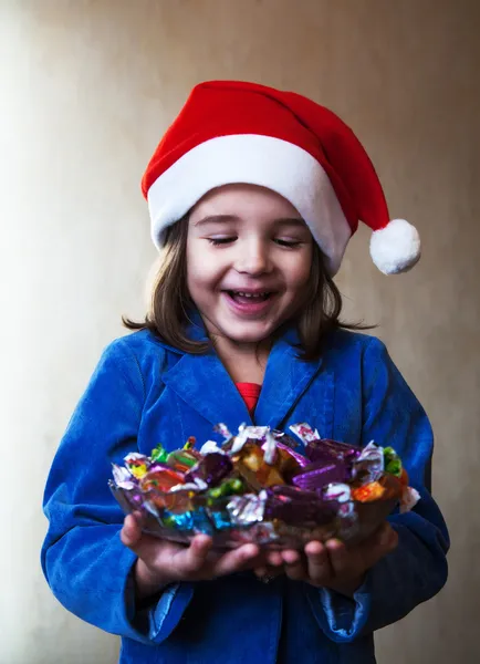 クリスマス帽子の少女チョコレート料理を保持します。 — ストック写真