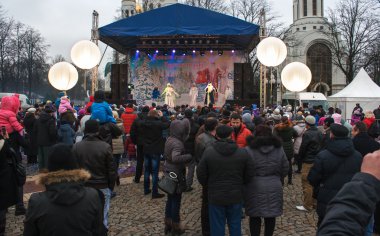 Kasaba meydanında yeni yıl kutlamaları sırasında göstermek