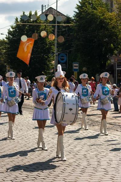 Drummer meisjes maart op stad dag — Stockfoto