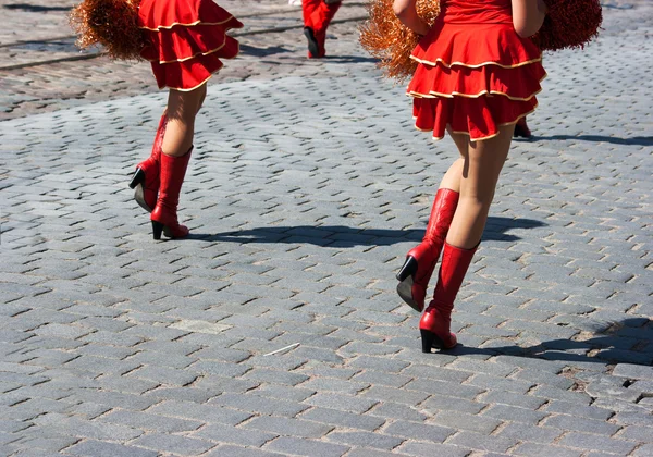 Cheerleaders marcheren in stad straat — Stockfoto