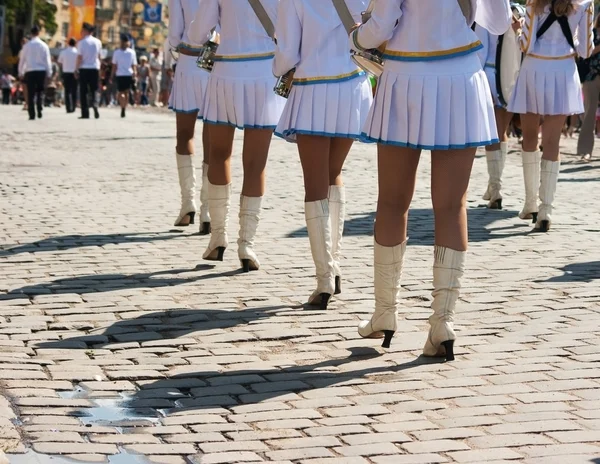 Drummer meisjes maart op stad straat — Stockfoto