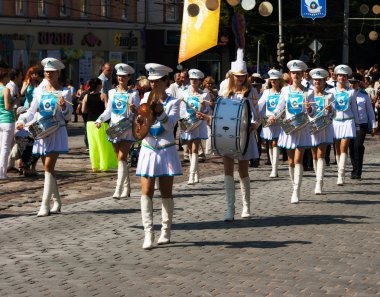Şehir Festivali sokakta yürüyen kız bateristler