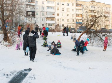 çocuk ile buzlu dağ yolculuğu