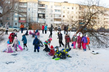 çocuk ile buzlu dağ yolculuğu
