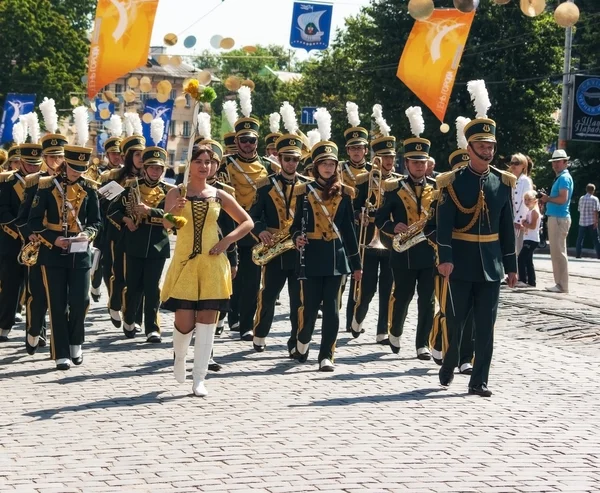 Orkest muzikanten marcheren — Stockfoto