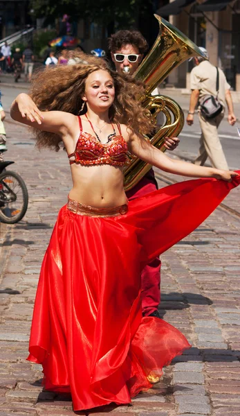 Girl dancing on the street at the city festival — Stock Photo, Image