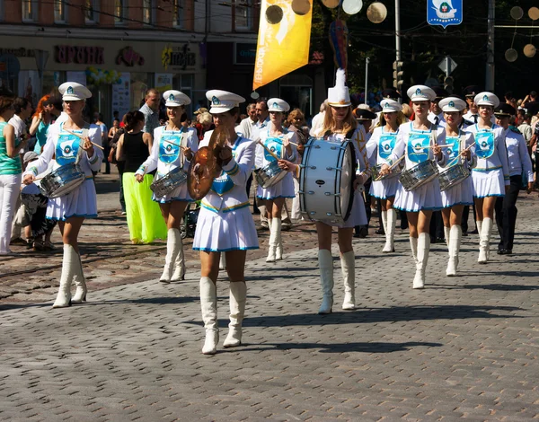 Batteristi ragazza marciando per la strada al festival della città — Foto Stock