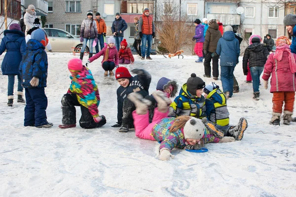 Niños paseo con montaña helada —  Fotos de Stock