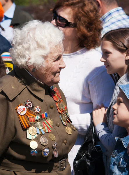 Anciana veterana en el día de la victoria — Foto de Stock