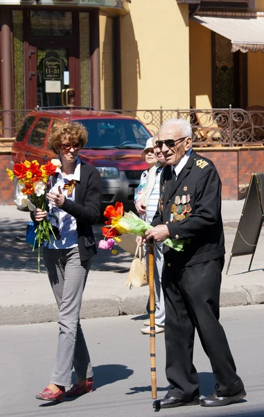 Oude veteraan in stad straat overwinning — Stockfoto