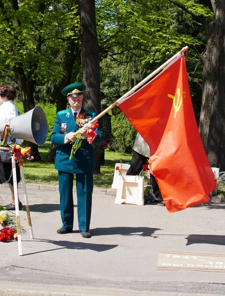 Alter Veteran mit roter Fahne am Tag des Sieges — Stockfoto