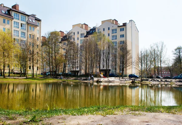 Casas de apartamentos cerca del lago —  Fotos de Stock