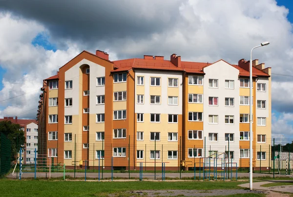 Lägenhet hus på solig sommardag — Stockfoto