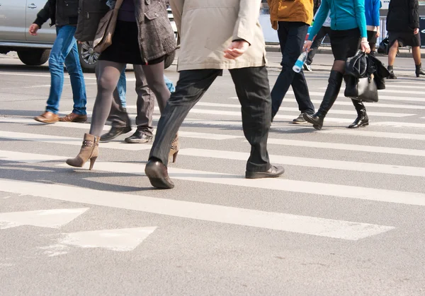 Fußgänger überqueren die Straße — Stockfoto