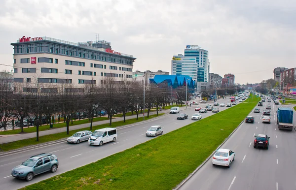 Traffico sul viale principale della città — Foto Stock