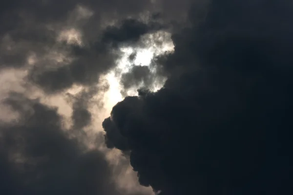 Mörka orosmoln på himlen — Stockfoto