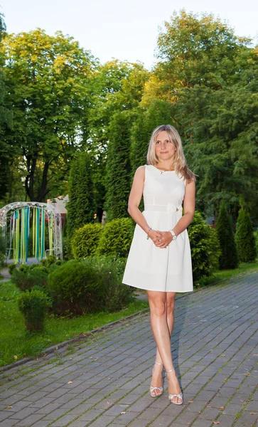 Jeune belle femme debout dans l'allée dans le parc sur — Photo