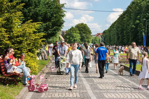 Много людей гуляют в городском парке — стоковое фото