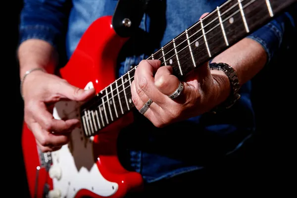 Anziano Uomo Camicia Blu Denim Suona Chitarra Elettrica Sfondo Nero — Foto Stock