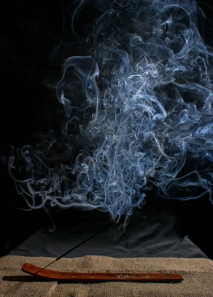 Bâton Encens Indien Avec Fumée Sur Fond Noir Intérieur Gros — Photo