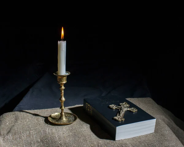 Croix Bronze Bougie Allumée Bible Sur Table — Photo