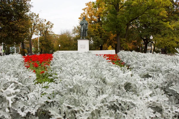 秋の日に街の広場にあるシラー記念碑 — ストック写真