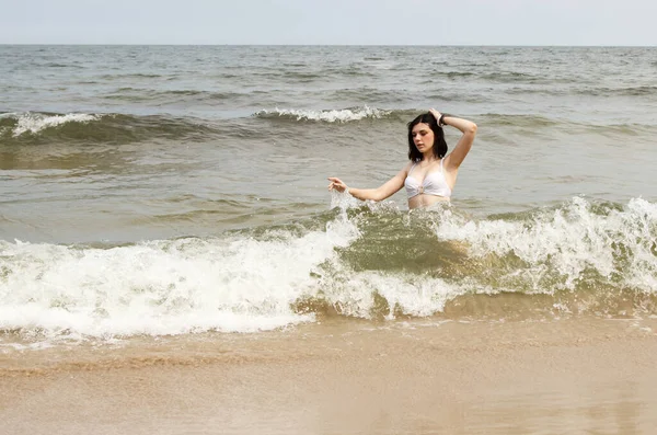 Mladá Brunetka Žena Plavání Moři Slunné Letní Den — Stock fotografie