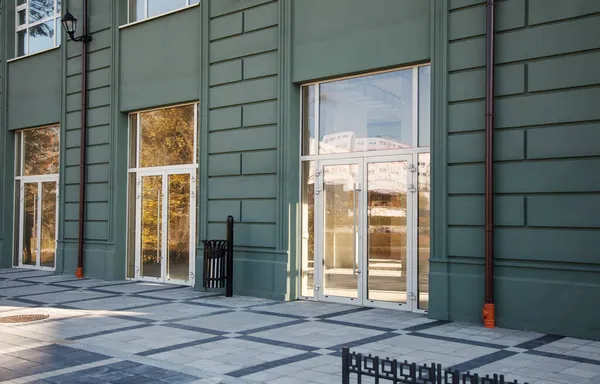Πλαστικές Πόρτες Στο Σύγχρονο Νέο Σπίτι Στο Δρόμο Της Πόλης — Φωτογραφία Αρχείου