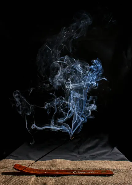 Indische Räucherstäbchen Mit Rauch Auf Schwarzem Hintergrund Nahaufnahme — Stockfoto