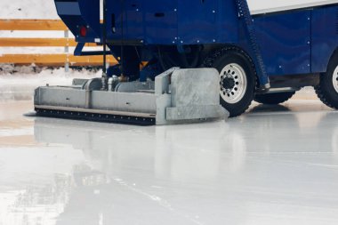 özel makine yerle bir buz pateni pisti güneşli kış gününde